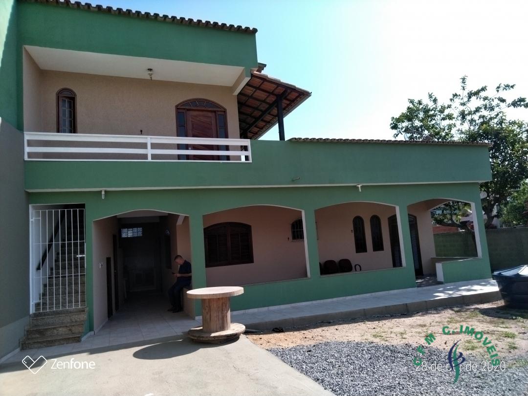 CASA COM 02 PAVIEMNTOS NA PRAIA DE ITAOCA
